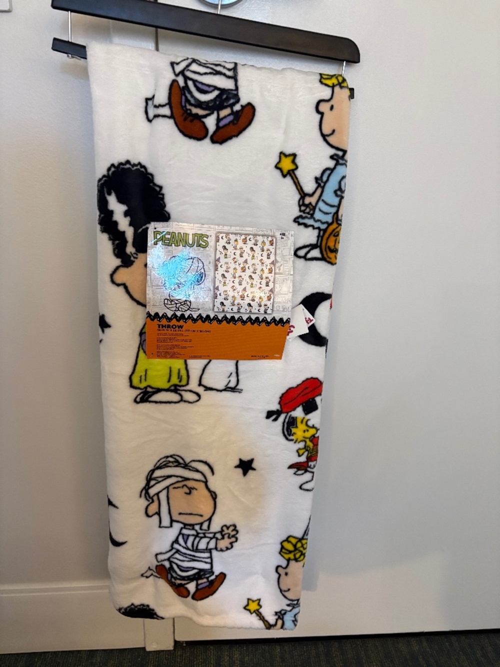 VIRAL BNWT Halloween PEANUTS SNOOPY Blanket THROW